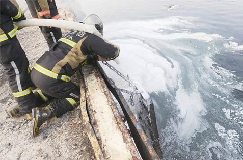 生死较量 青岛500余消防急救输油管线燃爆