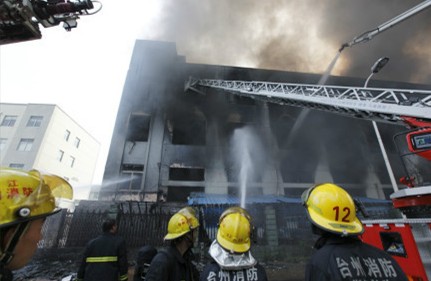 组图：台州黄岩一工厂起火 消防驰援