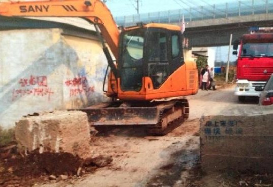 路障拦住消防车 邯郸一农家失火损失惨重