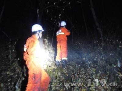 四名驴友被困山林 承德消防官兵冒雨营救