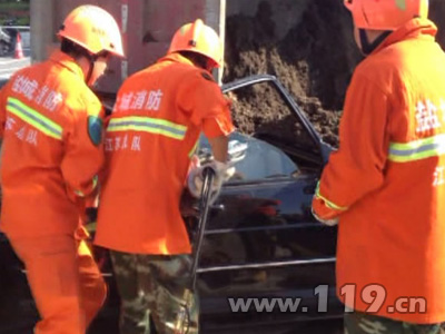 新手驾驶员遭遇渣土车侧翻 两人当场死亡