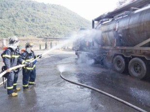 湖北黄石一化工厂微量黄磷泄漏引发大火