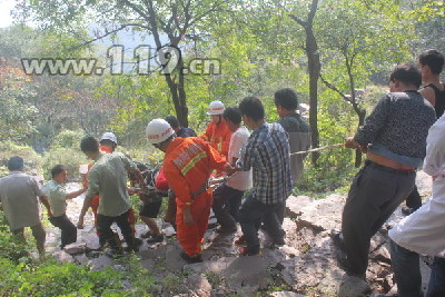 老太重阳节登山祈福不慎坠崖 河南消防紧急营救