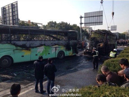 南通九圩港出口三车追尾起火 现场浓烟滚滚