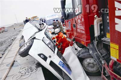 工程车碰撞轿车2死1伤 洞头消防破拆救援