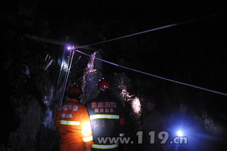 14人寻水困300余米山洞 消防救出被困群众