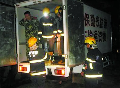 地下室藏60多箱强酸 消防“流泪”转运