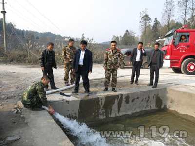 修建道路致断水 贵州瓮安消防送上应急水