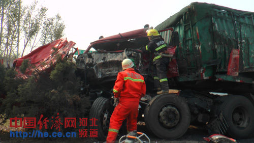 两货车迎头相撞酿惨剧墟 邢台消防急救援