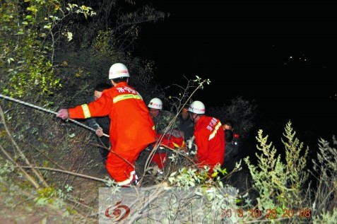 越野车冲下200米山沟 消防救出车内4人