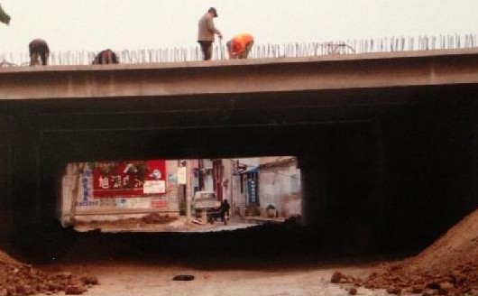 路障拦住消防车 邯郸一农家失火损失惨重