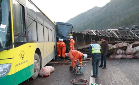 沪蓉高速8车连环追尾2人死亡 消防紧急救援