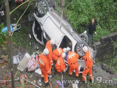 女子开车不慎冲出护栏 消防官兵成功救援