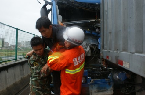 雨天两货车高速公路追尾 荔城消防成功救援