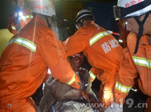 货车相撞2人被困 防城港上思消防急救人