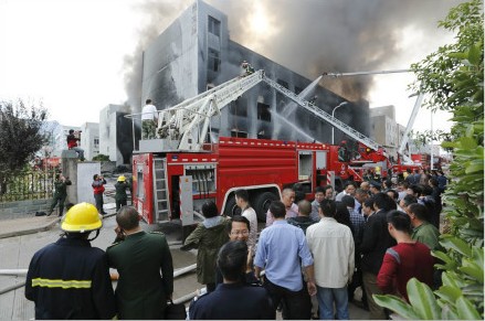 组图：台州黄岩一工厂起火 消防驰援