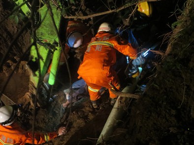 绵阳一电缆沟渠坍塌3人被埋 消防紧急救援