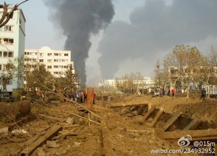 青岛黄岛区输油管爆炸 城市街道变火药桶