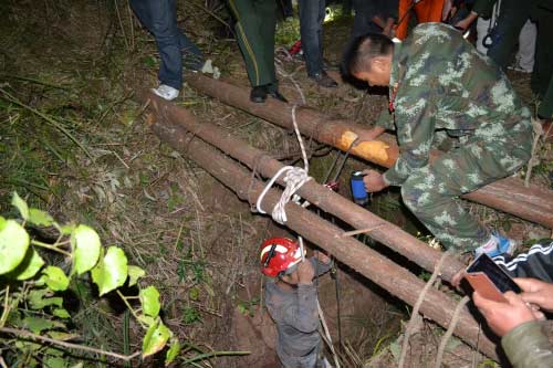 村民探险天坑溶洞5人被困 消防4小时惊险救援