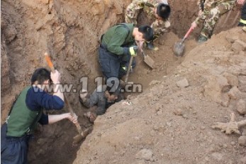 河南一道路工地坍塌3人被埋 消防成功救援