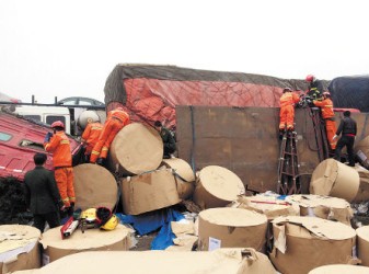 浓雾罩高速8车追尾 消防救援6人生还