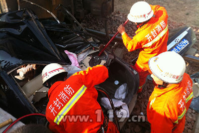 火车倒车推拽轿车30米　河南消防成功救援