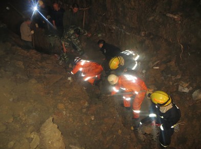 绵阳一电缆沟渠坍塌3人被埋 消防紧急救援