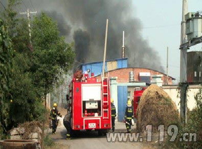 淮南一化工厂连发3次爆炸 消防紧急救援