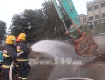 闹市区天然气管道突然破裂 消防紧急救援