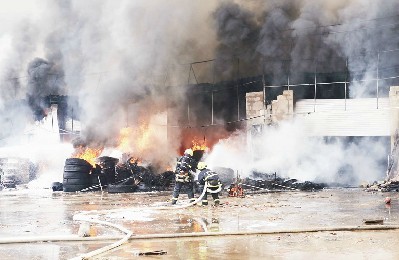 南宁17家汽修店起火 88名消防鏖战4小时灭火