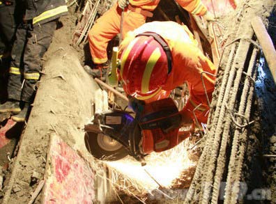 长乐一在建厂房坍塌 消防救出7名工人