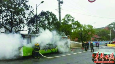 衡阳公交车故障突然起火 消防急救无伤亡