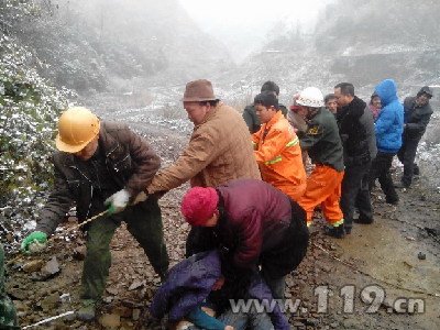 女子意外坠落80米山洞 广安消防成功救援