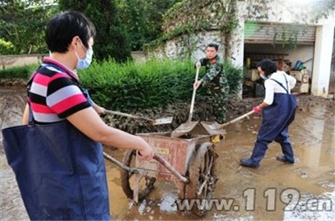 宁波消防强排涝清淤泥帮助学校早日复课