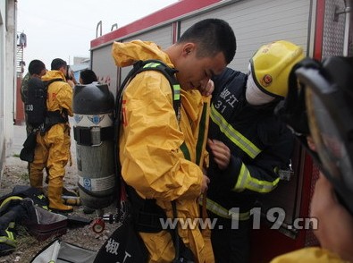 冷冻厂氨气泄漏危机四伏 消防稀释排险