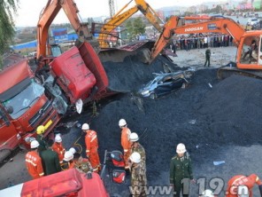 拉煤货车侧翻压住小轿车 昭通消防营救