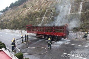 铝粉泄漏 砚山消防鏖战3小时成功处置火情