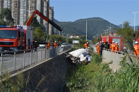 货车冲入河道司机被困 莆田消防紧急营救