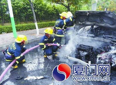 轿车追尾起火爆炸声不断 妈妈带孩子逃生