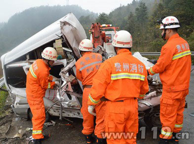 货车轮胎爆裂失控撞上面包车致3死2伤