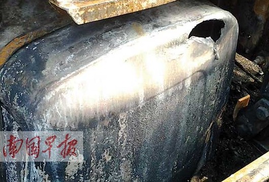 货车突然起火油箱爆炸 一车电池被烧焦