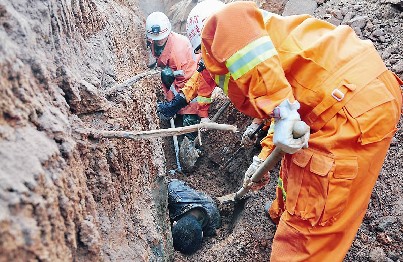 工地塌方一男子被埋 高安消防成功施救