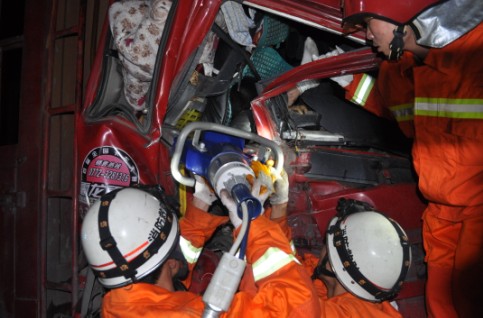 沪昆高速台江路段两车追尾造成1人死亡