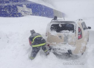 吉林延边突降暴雪4车被困 消防开路救人