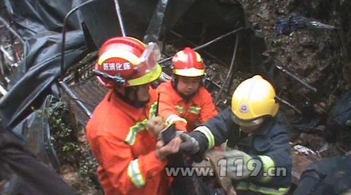 农用三轮车翻下山沟多人被困 消防紧急救援