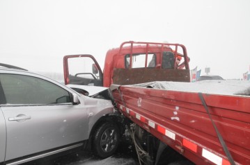 雪天路滑高速公路多车追尾 消防冒雪救援