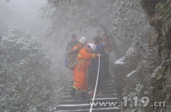 3名学生被困武功山 江西消防登山营救