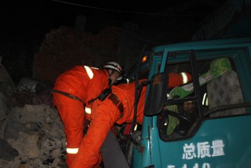 大货车刹车失灵撞进民房 贵州消防成功救援