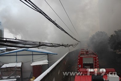 电饭煲线路短路工地板房大火 消防成功排险