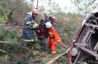 汽车掉入40米悬崖6人被困 消防成功救援